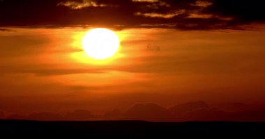 4K Zaman Hızlandırması Majestic Sunset ya da Gündoğumu İnanılmaz doğa ışığı Bulutları gökyüzü ve Bulutlar sürükleniyor 4K renkli karanlık gün batımı bulutları Görüntüsü zaman aşımı