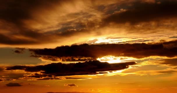 4Kマジェスティックな夕日や日の出の風景のタイムラプス大自然の幻想的な光雲の空と雲が消えゆく4Kカラフルな暗い日没の雲映像タイムラプス — ストック動画