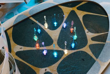 Fırtınalı yaz gecelerinde gök gürültüsü, şimşekler ve yağmur ve grunge dokusuyla birleşir.