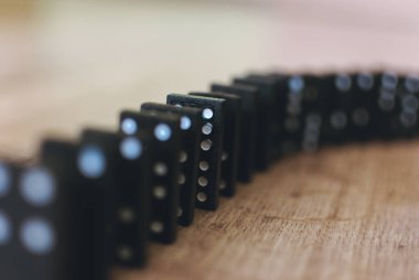 Fırtınalı yaz gecelerinde gök gürültüsü, şimşekler ve yağmur ve grunge dokusuyla birleşir.