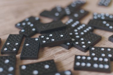 Fırtınalı yaz gecelerinde gök gürültüsü, şimşekler ve yağmur ve grunge dokusuyla birleşir.