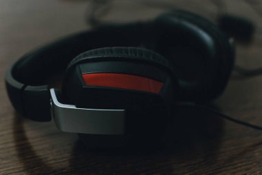 Kulaklıklar masada. Kulaklıklar masanın üstünde..