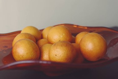 Portakallı kırmızı tabak.