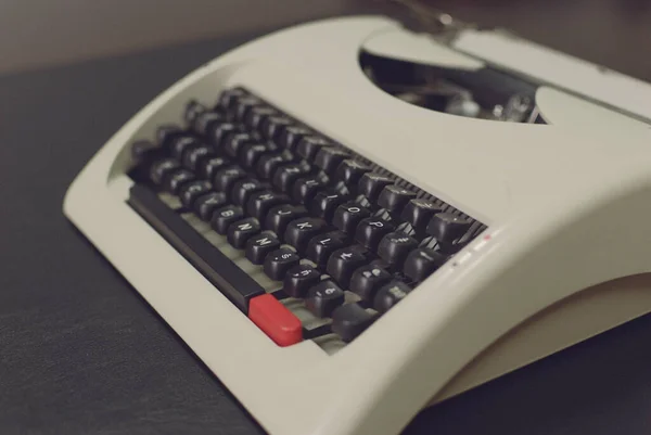 Schreibmaschine Auf Dem Schreibtisch — Stockfoto