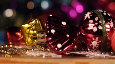 Harika bir Noel manzarası ve bir kar fırtınası manzarası. Animasyon Yeni Yıl atmosferi, kışın kar yağışı. Samimi dekorasyon odası. Bayramlık Noel ağacı. Açık çelenkler