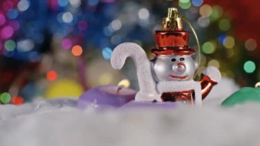 Harika bir Noel manzarası ve bir kar fırtınası manzarası. Animasyon Yeni Yıl atmosferi, kışın kar yağışı. Samimi dekorasyon odası. Bayramlık Noel ağacı. Açık çelenkler