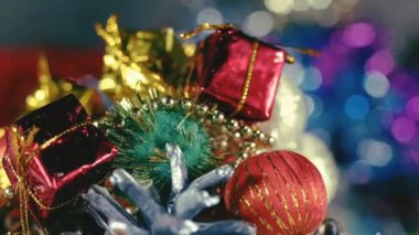 Harika bir Noel manzarası ve bir kar fırtınası manzarası. Animasyon Yeni Yıl atmosferi, kışın kar yağışı. Samimi dekorasyon odası. Bayramlık Noel ağacı. Açık çelenkler