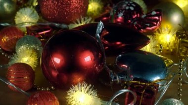 Harika bir Noel manzarası ve bir kar fırtınası manzarası. Animasyon Yeni Yıl atmosferi, kışın kar yağışı. Samimi dekorasyon odası. Bayramlık Noel ağacı. Açık çelenkler