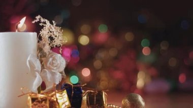Yakından mum yakıyorum. Arka planda süslenmiş noel ağacı. Oturma odasında çelenkleri olan Evergreen ağacı. Kış tatili konsepti. Evde yeni yılı kutluyoruz..