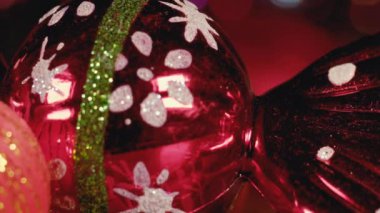 Harika bir Noel manzarası ve bir kar fırtınası manzarası. Animasyon Yeni Yıl atmosferi, kışın kar yağışı. Samimi dekorasyon odası. Bayramlık Noel ağacı. Açık çelenkler
