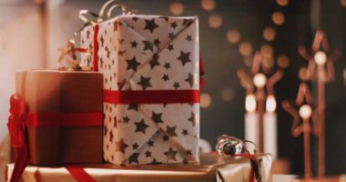 Harika bir Noel manzarası ve bir kar fırtınası manzarası. Animasyon Yeni Yıl atmosferi, kışın kar yağışı. Samimi dekorasyon odası. Bayramlık Noel ağacı. Açık çelenkler