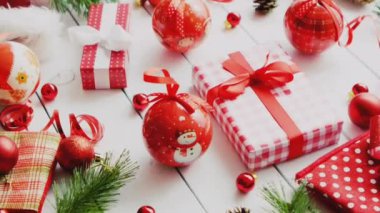 Harika bir Noel manzarası ve bir kar fırtınası manzarası. Animasyon Yeni Yıl atmosferi, kışın kar yağışı. Samimi dekorasyon odası. Bayramlık Noel ağacı. Açık çelenkler