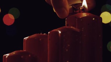 Yakından mum yakıyorum. Arka planda süslenmiş noel ağacı. Oturma odasında çelenkleri olan Evergreen ağacı. Kış tatili konsepti. Evde yeni yılı kutluyoruz..