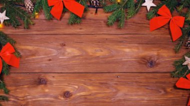 Harika bir Noel manzarası ve bir kar fırtınası manzarası. Animasyon Yeni Yıl atmosferi, kışın kar yağışı. Samimi dekorasyon odası. Bayramlık Noel ağacı. Açık çelenkler