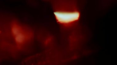 Suya yayılan renkli boya. 