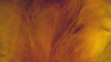 Suya yayılan renkli boya. 