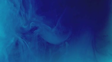 Suya yayılan renkli boya. 