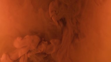 Suya yayılan renkli boya. 