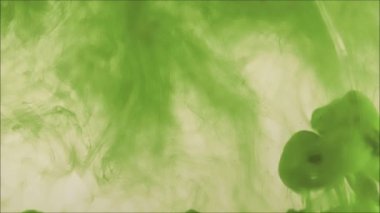 Suya yayılan renkli boya. 