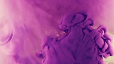 Suya yayılan renkli boya. 