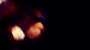 Suya yayılan renkli boya. 