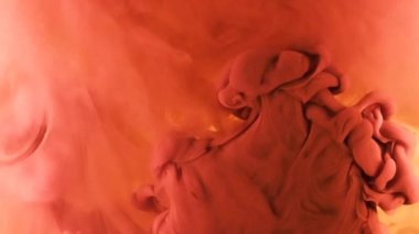 Suya yayılan renkli boya. 