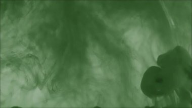 Suya yayılan renkli boya. 