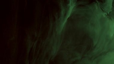 Suya yayılan renkli boya. 