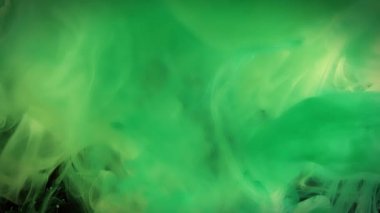 Suya yayılan renkli boya. 