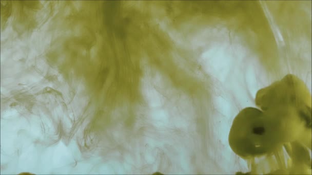 水に広がるカラフルな絵具 — ストック動画