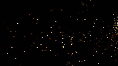 Gece gökyüzündeki büyük ateşten yanan kırmızı kıvılcımlar yükseliyor. Ateş, ışık ve yaşam temasının güzel soyut arkaplanı.