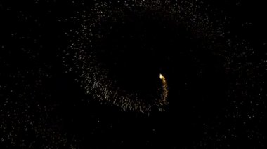 Gece gökyüzündeki büyük ateşten yanan kırmızı kıvılcımlar yükseliyor. Ateş, ışık ve yaşam temasının güzel soyut arkaplanı.