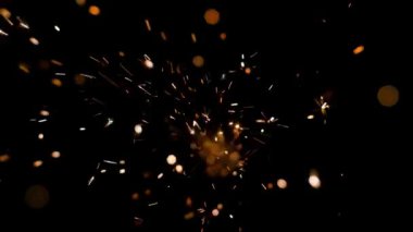 Gece gökyüzündeki büyük ateşten yanan kırmızı kıvılcımlar yükseliyor. Ateş, ışık ve yaşam temasının güzel soyut arkaplanı.