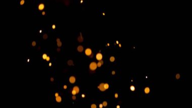 Gece gökyüzündeki büyük ateşten yanan kırmızı kıvılcımlar yükseliyor. Ateş, ışık ve yaşam temasının güzel soyut arkaplanı.