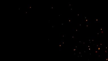 Gece gökyüzündeki büyük ateşten yanan kırmızı kıvılcımlar yükseliyor. Ateş, ışık ve yaşam temasının güzel soyut arkaplanı.