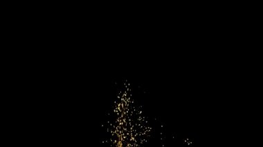 Gece gökyüzündeki büyük ateşten yanan kırmızı kıvılcımlar yükseliyor. Ateş, ışık ve yaşam temasının güzel soyut arkaplanı.