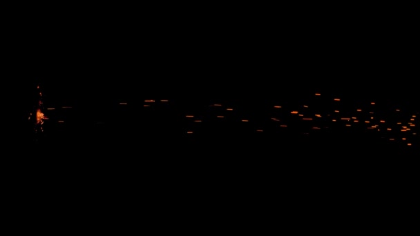 Płonące Czerwone Iskry Powstają Wielkiego Ognia Nocnym Niebie Piękne Abstrakcyjne — Wideo stockowe