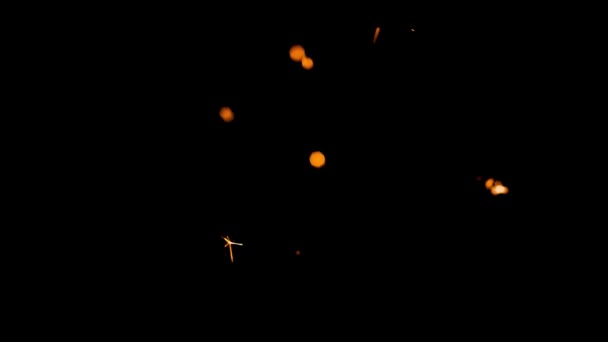 Glühend Heiße Funken Steigen Aus Einem Großen Feuer Nachthimmel Auf — Stockvideo