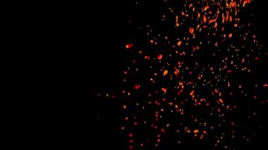 Gece gökyüzündeki büyük ateşten yanan kırmızı kıvılcımlar yükseliyor. Ateş, ışık ve yaşam temasının güzel soyut arkaplanı.