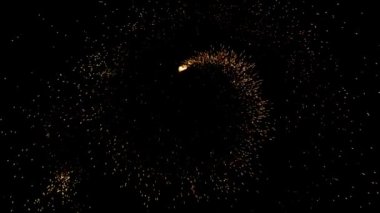 Gece gökyüzündeki büyük ateşten yanan kırmızı kıvılcımlar yükseliyor. Ateş, ışık ve yaşam temasının güzel soyut arkaplanı.