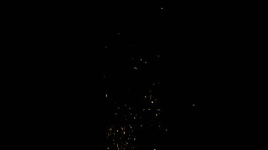 Gece gökyüzündeki büyük ateşten yanan kırmızı kıvılcımlar yükseliyor. Ateş, ışık ve yaşam temasının güzel soyut arkaplanı.