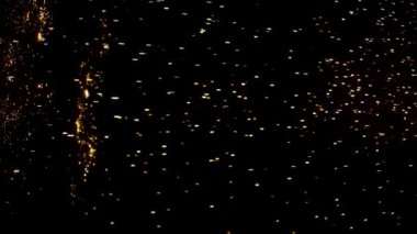 Gece gökyüzündeki büyük ateşten yanan kırmızı kıvılcımlar yükseliyor. Ateş, ışık ve yaşam temasının güzel soyut arkaplanı.