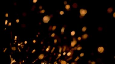 Gece gökyüzündeki büyük ateşten yanan kırmızı kıvılcımlar yükseliyor. Ateş, ışık ve yaşam temasının güzel soyut arkaplanı.