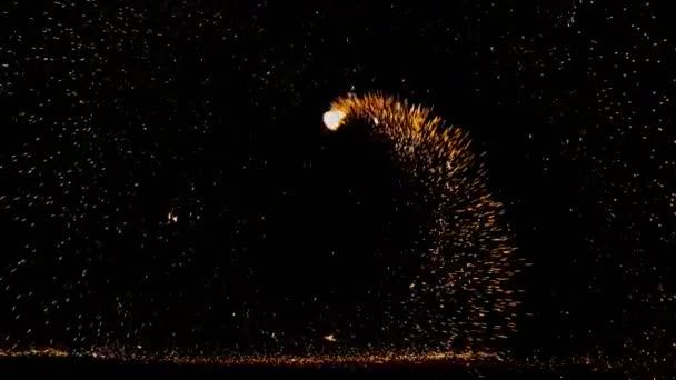 Scintille Rosse Ardenti Sorgono Grande Fuoco Nel Cielo Notturno Bellissimo — Video Stock