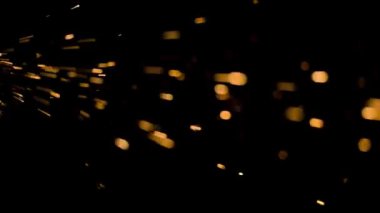 Gece gökyüzündeki büyük ateşten yanan kırmızı kıvılcımlar yükseliyor. Ateş, ışık ve yaşam temasının güzel soyut arkaplanı.