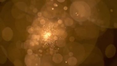 Gece gökyüzündeki büyük ateşten yanan kırmızı kıvılcımlar yükseliyor. Ateş, ışık ve yaşam temasının güzel soyut arkaplanı.