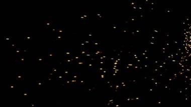 Gece gökyüzündeki büyük ateşten yanan kırmızı kıvılcımlar yükseliyor. Ateş, ışık ve yaşam temasının güzel soyut arkaplanı.