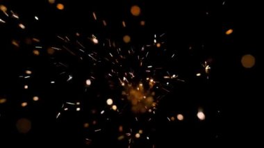 Gece gökyüzündeki büyük ateşten yanan kırmızı kıvılcımlar yükseliyor. Ateş, ışık ve yaşam temasının güzel soyut arkaplanı.