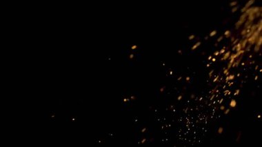 Gece gökyüzündeki büyük ateşten yanan kırmızı kıvılcımlar yükseliyor. Ateş, ışık ve yaşam temasının güzel soyut arkaplanı.