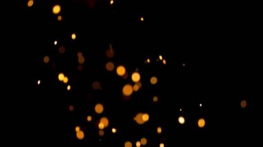 Gece gökyüzündeki büyük ateşten yanan kırmızı kıvılcımlar yükseliyor. Ateş, ışık ve yaşam temasının güzel soyut arkaplanı.